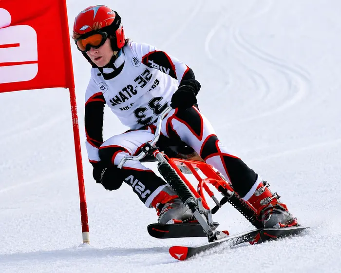 Skibobfahrer bei einer kontrollierten Kurvenfahrt