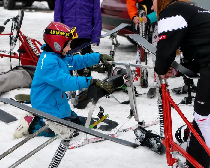 Kinder und Jugendliche bei einem betreuten Skibobtraining