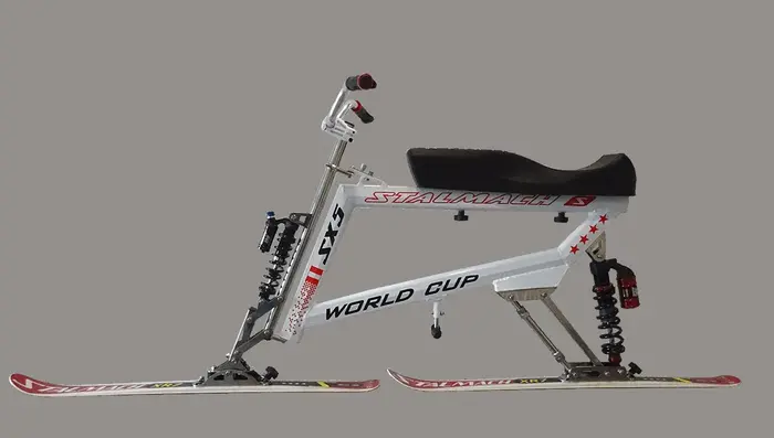 Skibob-Sportgerät mit Lenker, Sitzbank, Vorder- und Hinterski