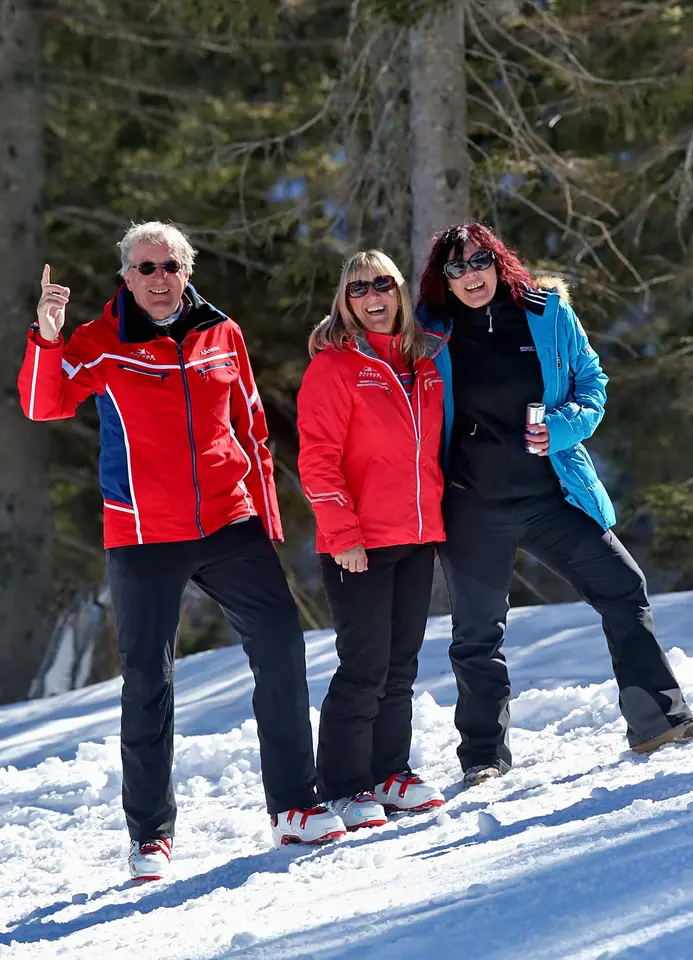 © PHOTO PLOHE 2310 Präsident mit seinen Skibobhaserl