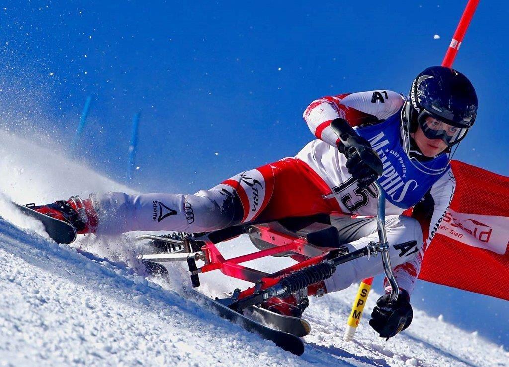 Skibobfahrer auf einem Skibob